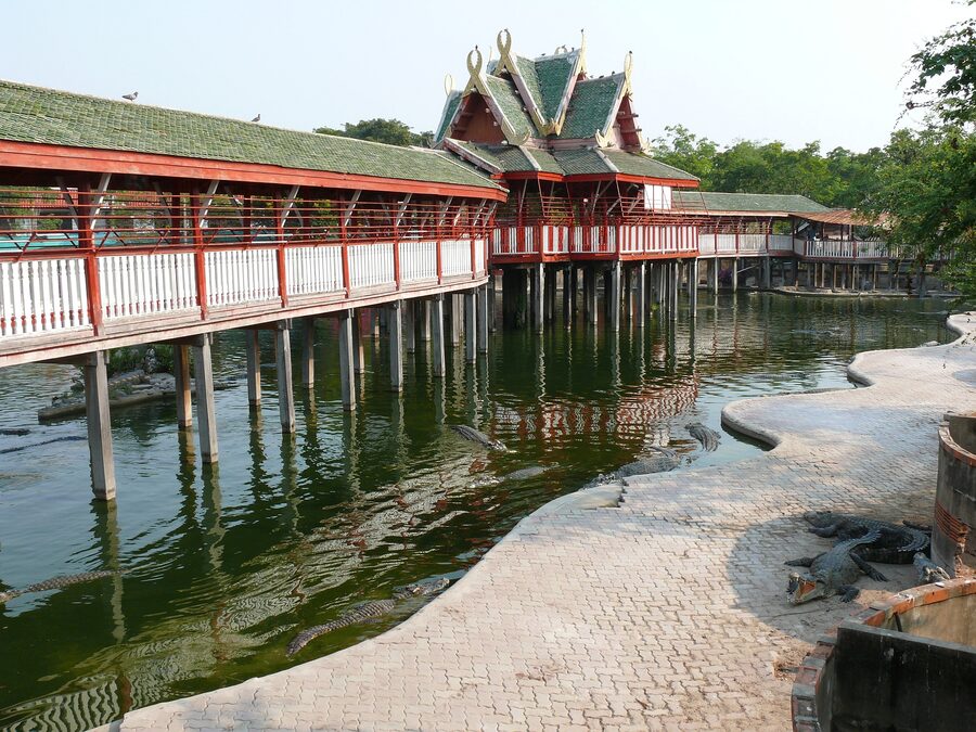 The lake and pavilion at the Samut Prakan crocodile farm